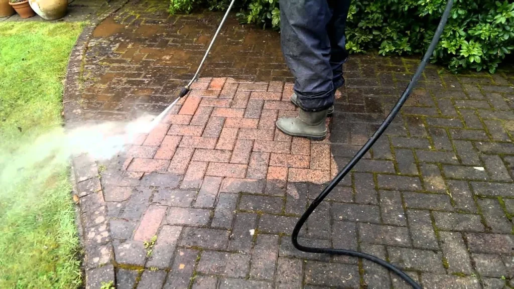 Účinné řešení pro boj s plevelem na dlažebních kostkách. Funguje skvěle.