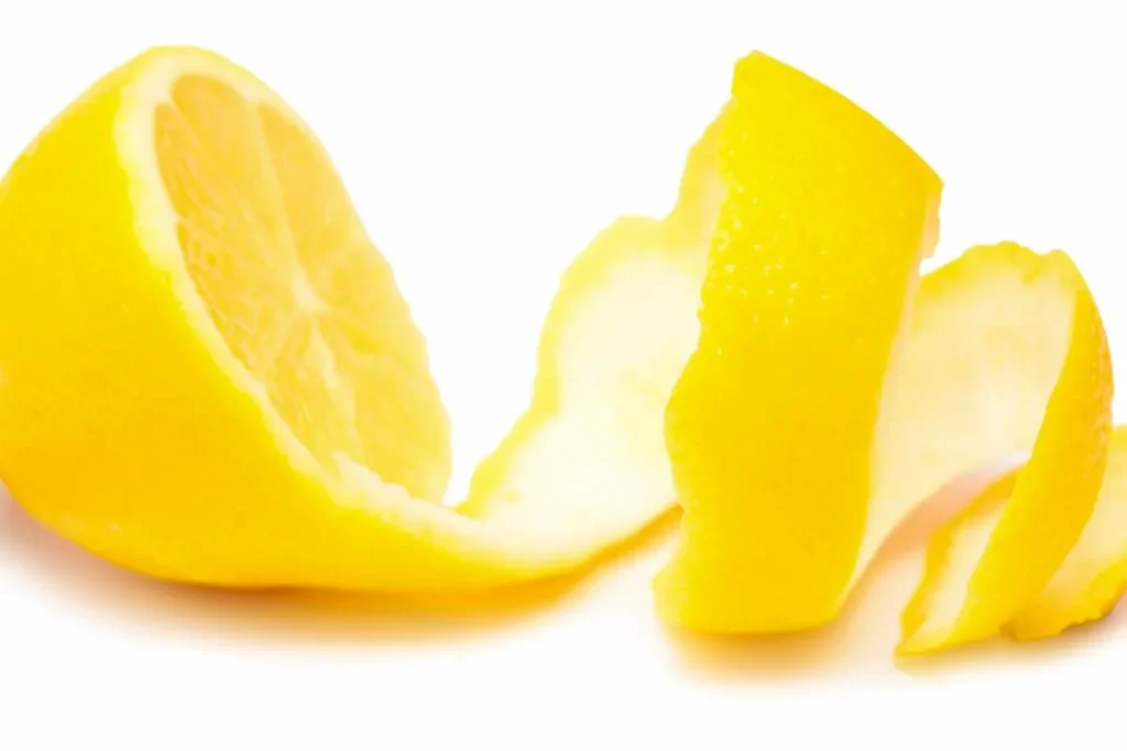 Proč je třeba zakopávat citronovou kůru v zahradě a jaké má výhody?