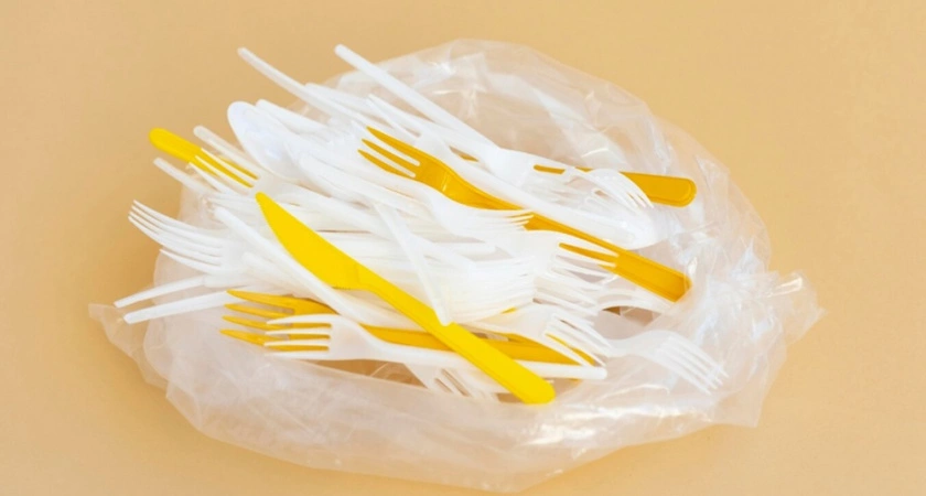 Sousedka zapíchala celou zahradu plastovými vidličkami – a vyřešila starý problém: geniální lifehack.