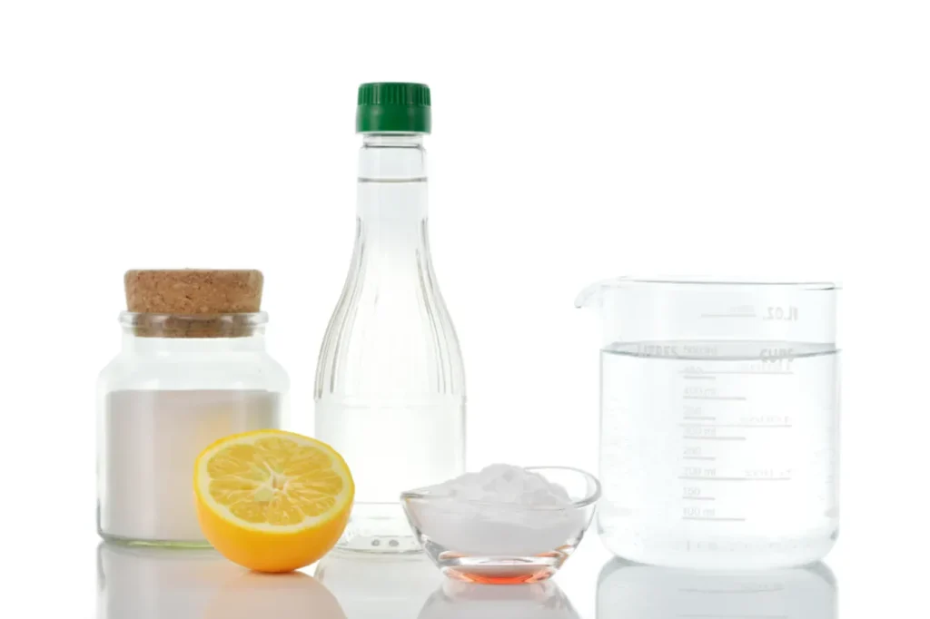 Domácí prostředek na hubení plevele v zahradě se třemi ingrediencemi